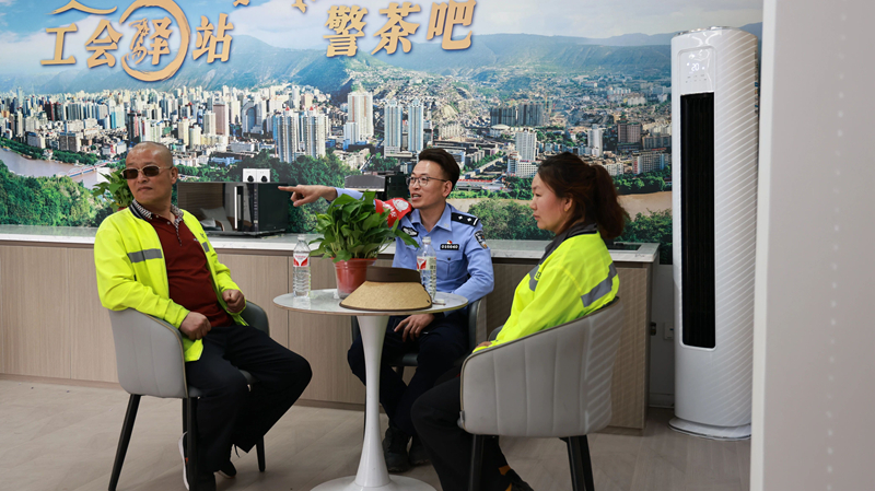 “歇的是脚、暖的是心！”警务站内的这个“工会驿站”，有充满烟火气的黄河“枫”景 